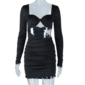Dettaglio dell'abito nero a maniche lunghe con cut-out in vita e gonna arricciata