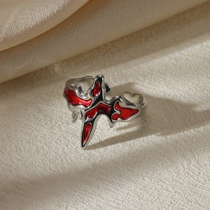 Macro di anello aperto argento con smalto a fiamma rossa su morbido tessuto di seta