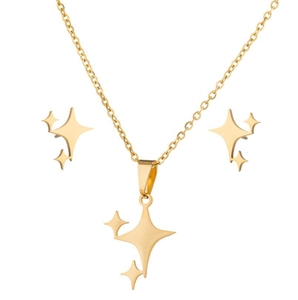 Detailsicht des Schmucksets aus goldenem Edelstahl mit vierzackigen Sternanhängern