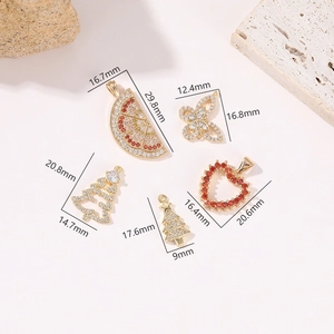 Détail macro de pendentifs plaqués or 14k avec zircone dans divers designs mignons