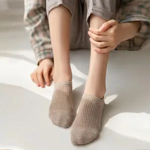 Chaussettes basses respirantes en coton côtelé kaki pour femmes avec silicone antidérapant