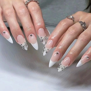 Uñas postizas almendradas French con lazos plateados 3D y perlas en base rosa