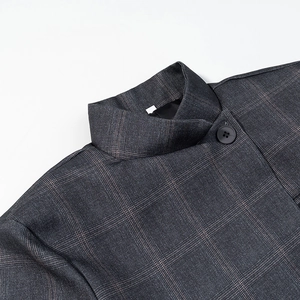 Giacca a quadri chic da donna con collo alto e dettaglio bottone in grigio scuro
