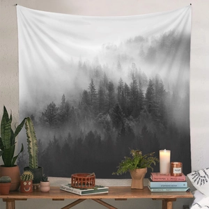 Vista dettagliata dell'arazzo da parete foresta nebbiosa in un soggiorno minimalista