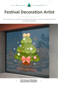 Detail eines grünen Weihnachtsbaum-Fensteraufklebers mit roten Schleifen und Text