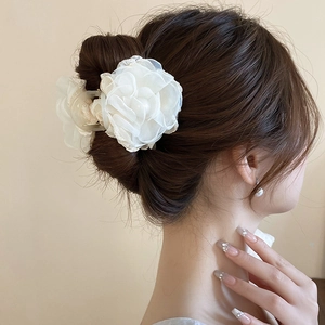 Pince à cheveux élégante fleur en dentelle blanche pour chignons de femmes sur fond beige