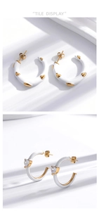 Détails des boucles d'oreilles C en émail blanc avec breloques cœur et fini doré