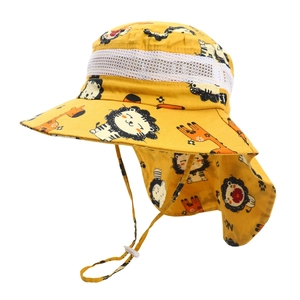 Détail du chapeau de soleil jaune avec motifs d'animaux et empiècement en filet
