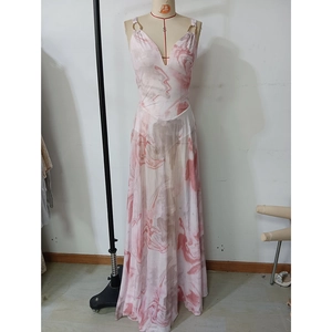 Détail d'une robe longue à col en V avec imprimé marbre rose et fines bretelles
