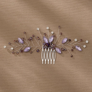 Dettaglio del pettine per capelli da sposa con cristalli viola e fiori in filo d'argento