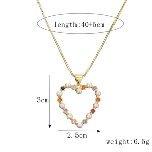 Détail du collier pendentif cœur montrant les dimensions et le poids de 6,5 g sur fond blanc