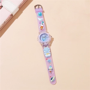 Détail du bracelet en silicone violet avec motifs 3D d'astronaute et de fusée cartoon