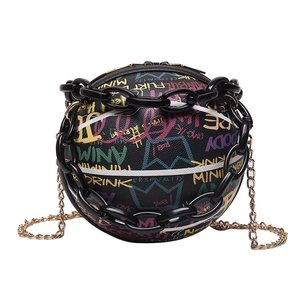 Schwarze Basketball Tasche mit bunten Graffiti und dicker schwarzer Kunststoffkette