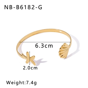 Detail view of gold starfish bangle with 6.3cm diameter and 7.4g weight specifications