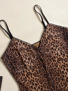 Détail du caraco à imprimé léopard avec dentelle noire et bretelles réglables