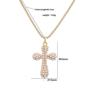 Élégant collier croix dorée avec perles et chaîne vénitienne avec détails de taille