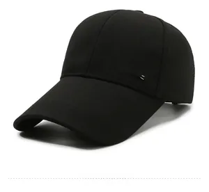 Dettaglio della placca logo in metallo argento e trama del tessuto del cappello baseball nero