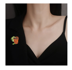Détail du pin's émaillé Well-Meaning Plant Killer sur le revers d'un blazer noir