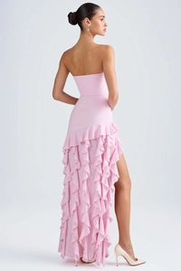 Détail de la robe bustier rose montrant les volants élégants et la fente latérale