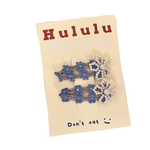 Set di due fermagli per capelli a fiori blu con fiocchi di perle su cartoncino