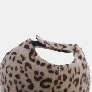 Gros plan sur la casquette léopard en fausse fourrure avec attache arrière réglable