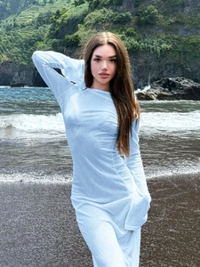 Abito lungo attillato celeste a maniche lunghe in maglia a coste da donna al mare
