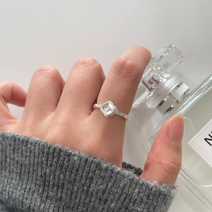 Minimalistischer 925 Sterling Silber Ring mit weißem quadratischem Stein am Finger