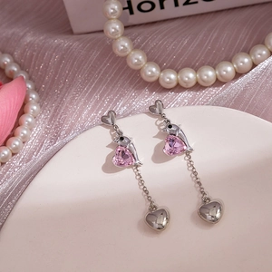Boucles d'oreilles dauphin cœur rose en argent avec pendentifs cœur sur fond de soie