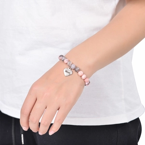 Dettaglio del bracciale in pietra naturale rosa e grigia con ciondolo a cuore Mom