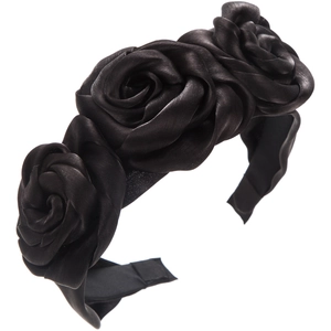 Détail de serre-tête artisanal en satin noir orné de trois grandes roses en relief