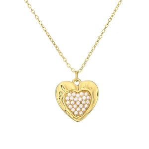 Collier à pendentif cœur doré avec perles et texture métallique sur fond blanc épuré