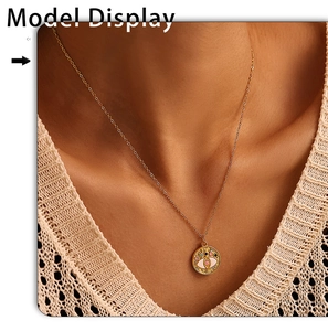 Gros plan d'un collier doré avec pendentif œil protecteur émaillé coloré sur un mannequin
