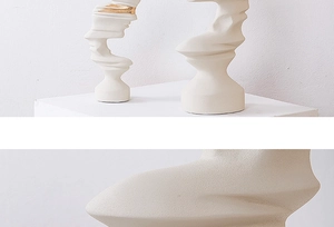 Detailopname van mat beige harsbeeld met handgeschilderde gouden abstracte lijnen op de rand