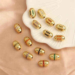 Perles oeil cœur plaqué or 18K avec zircons colorés sur un fond en soie douce