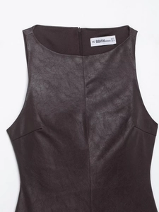 Gros plan du décolleté de la robe en similicuir marron avec détail de l'étiquette S