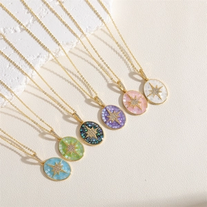 Halsketten mit Stern-Zirkon und Muschelanhänger an goldener Kette in sechs Farben
