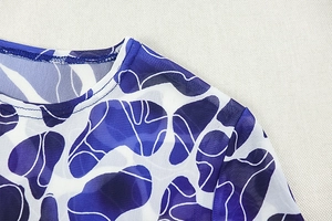 Détail de robe en maille à col montant montrant l'imprimé bleu et la couture fine