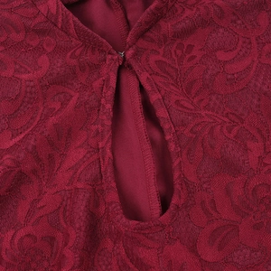 Dettaglio macro in pizzo rosso vino con scollo a goccia e chiusura a gancio metallico