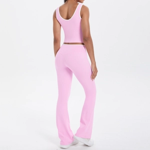 Détail d'un ensemble de yoga rose avec bordures contrastées et pantalon évasé à taille haute