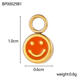 Vista dettagliata del mini ciondolo smiley arancione da 1,0 cm con misure e placcatura