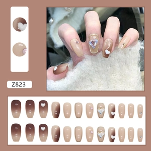 Unghie finte corte balletto color kaki glitter con cuori 3D e dettagli strass