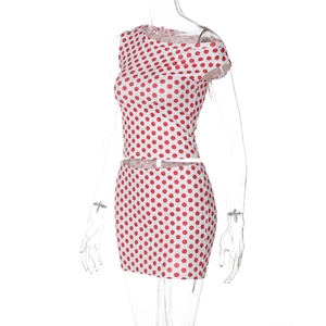 Détail de l'ensemble deux pièces à pois rouges et blancs avec haut à épaule dénudée