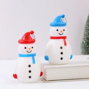 Mini pendentifs bonhomme de neige LED avec écharpes colorées sur socle blanc