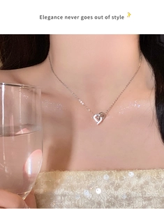 Vue détaillée du collier pendentif cœur à double anneau entrelacé sur le modèle