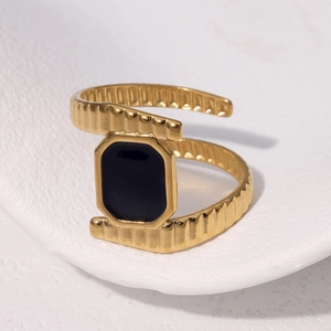 Anello aperto in acciaio inossidabile 18k con smalto nero e design a trama dorata