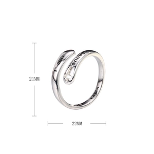 Dettaglio dell'anello a croce in argento S925 con misure di 21 mm di altezza e 22 mm