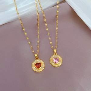 Colliers en acier titane avec pendentifs cœur en zircon rouge et rose sur soie