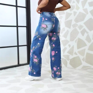 Vista posteriore dettagliata dei jeans a vita alta con stampa floreale rosa su blu