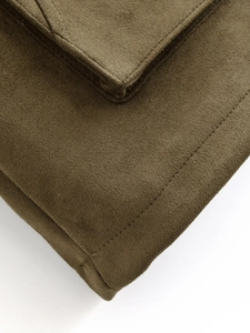 Gros plan détaillé de la texture en daim marron foncé et des coutures de la veste