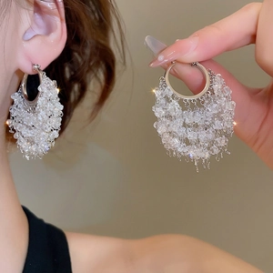 Boucles d'oreilles créoles plaquées or 18 carats avec pampilles de cristal étincelantes
